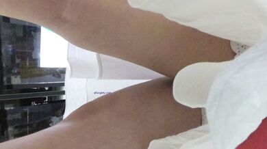 【最新极品抄底】成都地铁医院抄底惊现无内长腿美女 各式内内让人喷血 幻想扒下推到啪啪 (6)